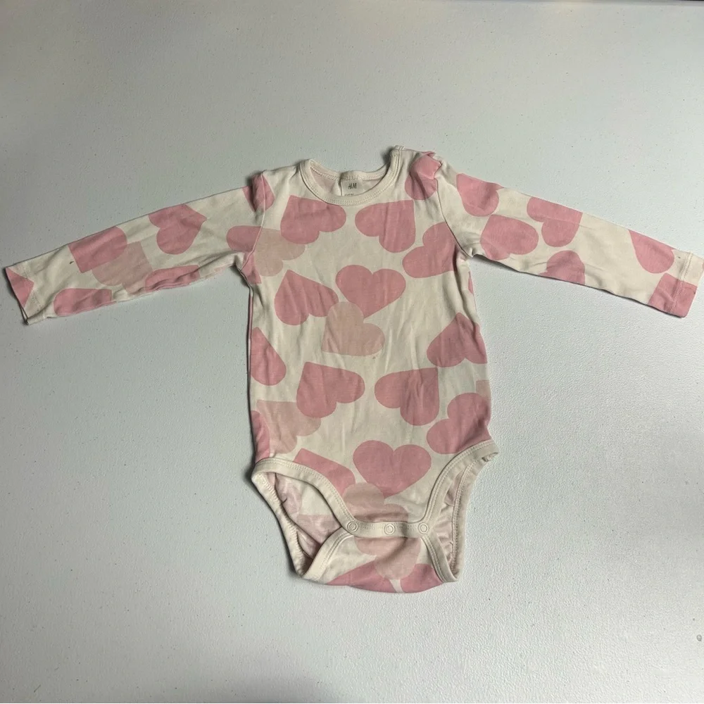 Pink and White Heart Patterned Kids Onesies Set of 2 Size 18 Months - Picture 4 of 7